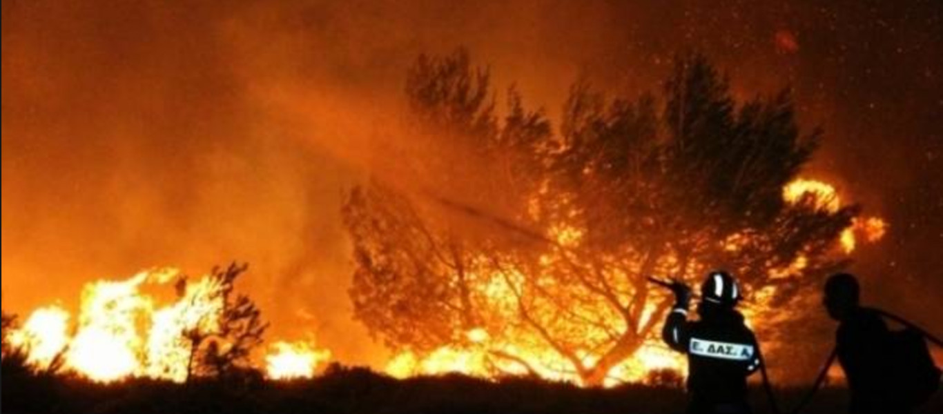 Στις φλόγες Ζάκυνθος και Ηλεία - Αδύνατο να ελεγχθούν οι φωτιές (φωτό,βίντεο)